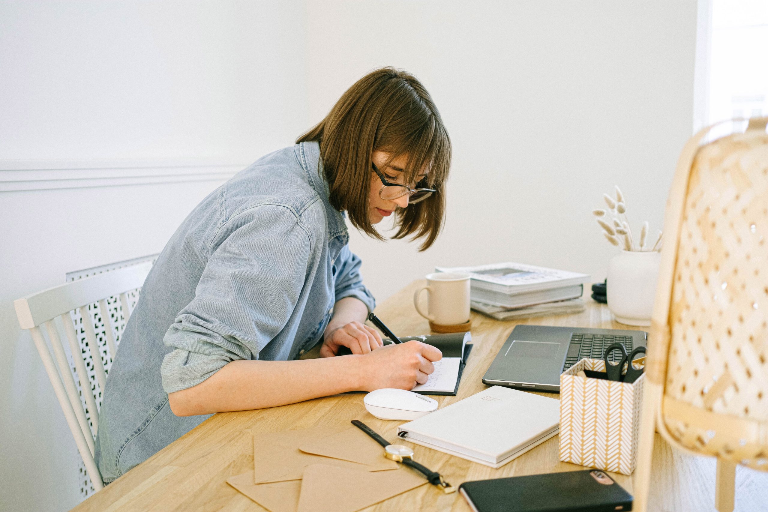 women working on a wooden table homeoffice