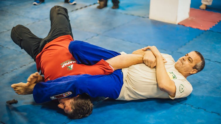 A jiu-jitsu practitioner applying an armbar.